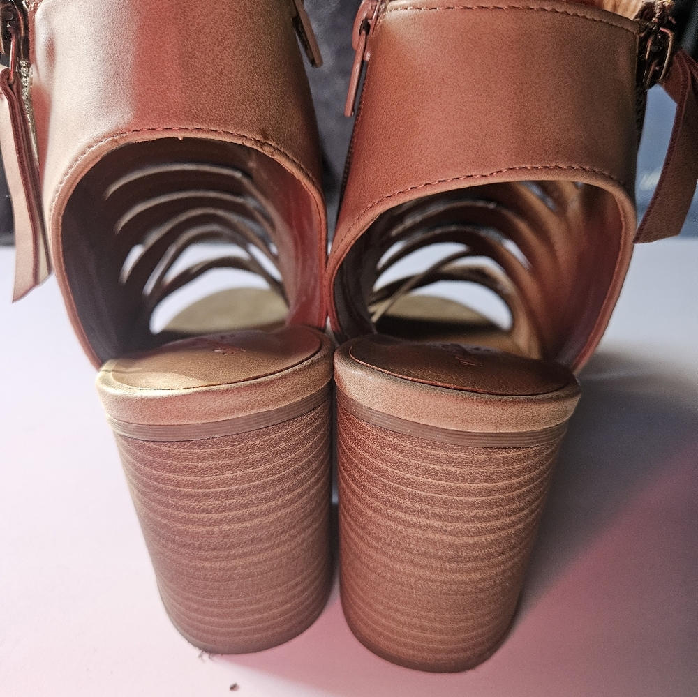 Universal Thread Booties Color Taupe Size 9 1/2 - image 3